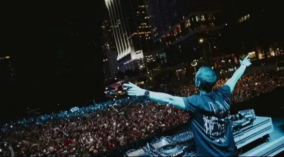 Ouça a nova música do famoso DJ, "Set Me Free (feat. Sacha)", com letra e tradução!