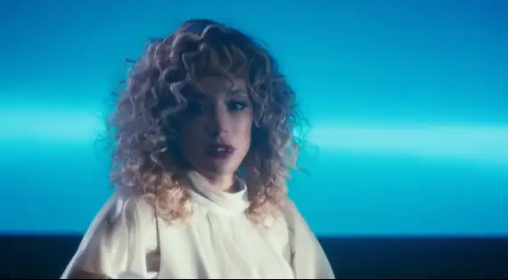 Assista ao clipe da nova música, "Starlight", com a letra e a tradução!