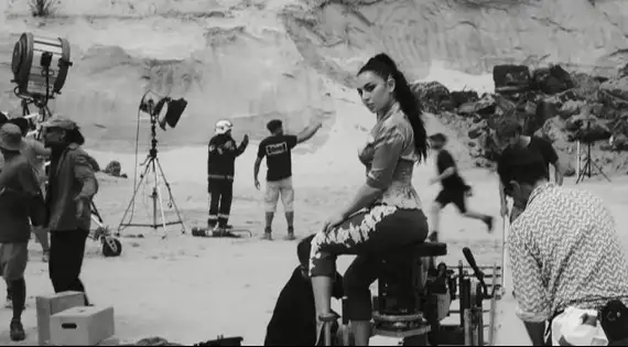 Veja o clipe da nova música, "Camera", com a letra e a tradução!
