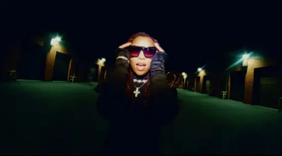 Ouça a nova música, "Keep Watching", com letra e tradução!