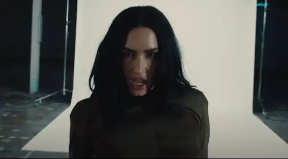 Assista ao clipe da nova música, "Kiss", com a letra e a tradução!