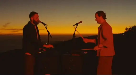 Assista ao clipe da nova música, "The Sun Comes Uo Tremendous", com a letra e a tradução!