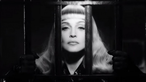 Veja vídeo de Madonna cantando música em forma de protesto