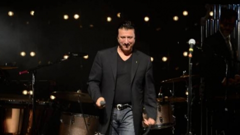 Steve Perry do Journey faz volta surpresa ao palco em show do Eels
