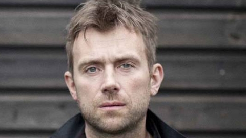 Damon Albarn é "expulso" do palco depois de se recusar a parar show que já durava cinco horas