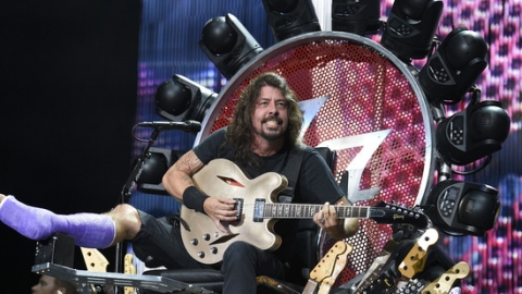 Dave Grohl retorna aos palcos em trono inspirado em "Game Of Thrones"