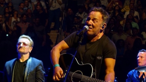 U2 encerra turnê norte-americana cantando "Stand By Me" com Bruce Springsteen. Veja!