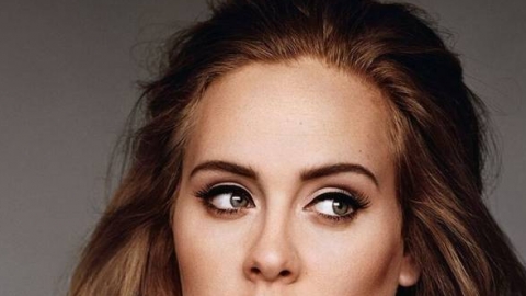 Adele passa sete semanas seguidas no topo da Billboard e iguala recorde de Whitney Houston