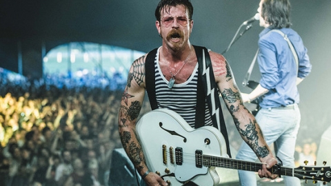 Eagles Of Death Metal cancelam shows após Jesse Hughes ferir tendão de seu dedo