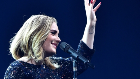 Adele supera veteranos do James e pela 12ª semana "25" fica no topo da parada britânica