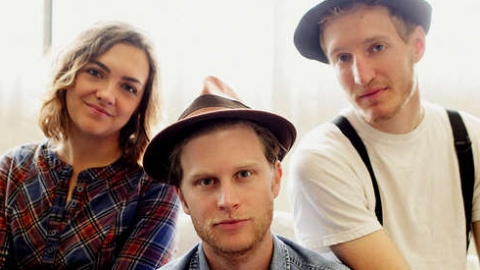 "Cleopatra" do The Lumineers estreia no topo da parada britânica de álbuns