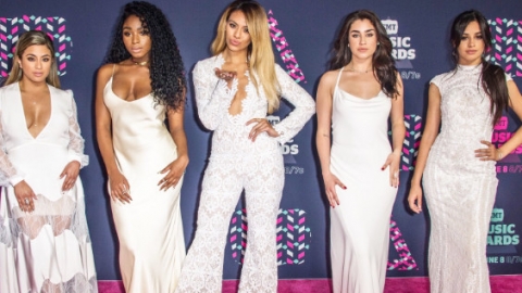 Carrie Underwood, Blake Shelton, Fifth Harmony e mais se apresentam no "CMT Awards" 2016