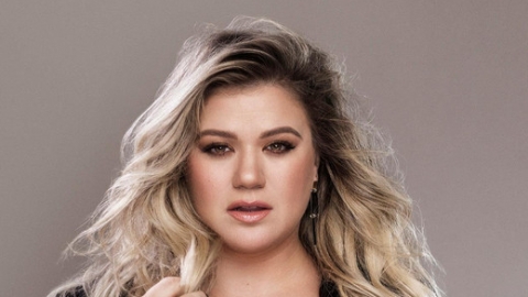 Novos álbuns de Kelly Clarkson e Chris Brown estreiam no top 5 da parada americana