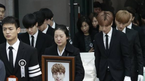 Artistas do K-pop prestam homenagens em enterro de Kim Jong-hyun, do SHINee