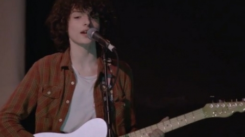 Veja Finn Wolfhard, o Mike de "Stranger Things", tocar um cover do Velvet Underground!