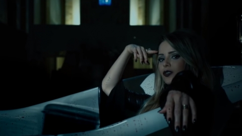 Veja Sandy com visual "trevoso" no novo clipe do Angra, "Black Widow's Web"