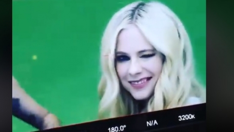 Avril Lavigne divulga vídeo gravando o seu novo clipe. Veja!