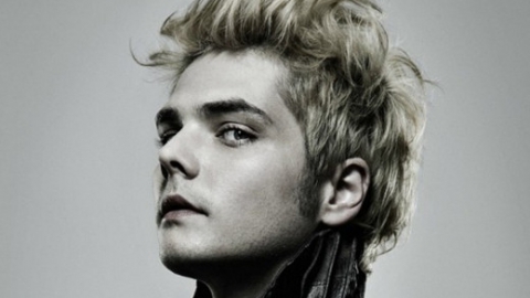 Escute o single de retorno de Gerard Way, "Baby You're A Haunted House"