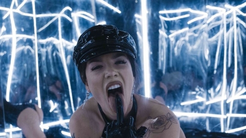 Veja o clipe da nova música de Halsey, "Nightmare"