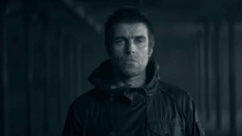 Liam Gallagher relembra infância e dez anos do fim do Oasis no clipe de "One of Us". Veja!
