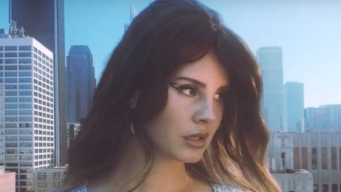 Lana Del Rey se transforma em uma gigante no clipe de "Doin' Time". Confira!