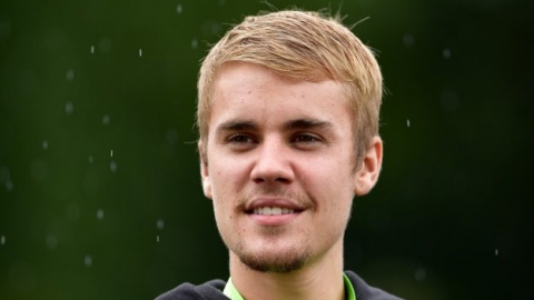 Justin Bieber faz apresentação de música gospel em culto da igreja. Veja!