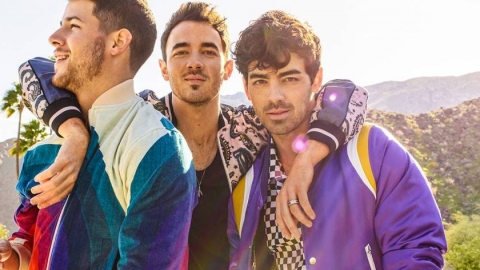Jonas Brothers homenageiam "Friends" recriando abertura da série com cenas do clipe "Sucker"