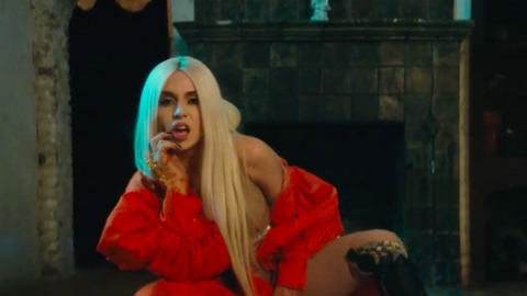 Ava Max lança clipe para o single "Freaking Me Out". Confira!