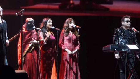 Em sua primeira visita à Índia, U2 mostra a nova "Ahimsa"com A. R. Rahman. Veja!