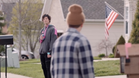 Twenty One Pilots canta sobre a vida em isolamento social na nova "Level Of Concern"