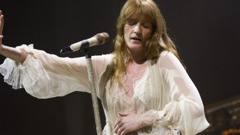 Florence and The Machine lança a inédita "Light of Love". Confira!