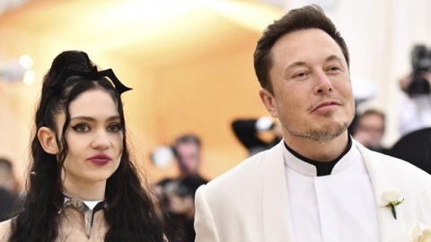 Grimes e Elon Musk não poderão dar o exótico nome "X Æ A-12" ao filho, diz site