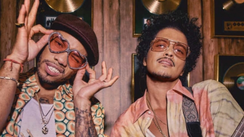 Bruno Mars e Anderson .Paak  são o Silk Sonic. Ouça "Leave The Door Open" e "Intro"!