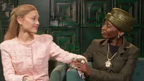 Ariana Grande e Cynthia Erivo se desculpam por chorar durante coletiva de imprensa do filme "Wicked"