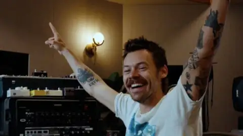 Harry Styles anuncia o single "Aperture" para esta sexta-feira (23)