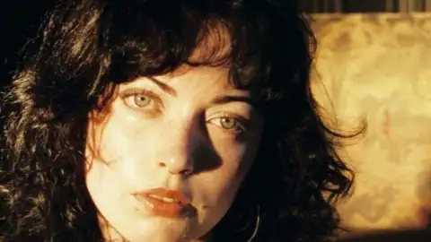 Violet Grohl, filha de Dave Grohl, lança a música "Whats Heaven Without You"