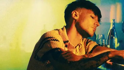Louis Tomlinson lança o novo álbum, "How Did I Get Here?". Ouça com todas as letras!