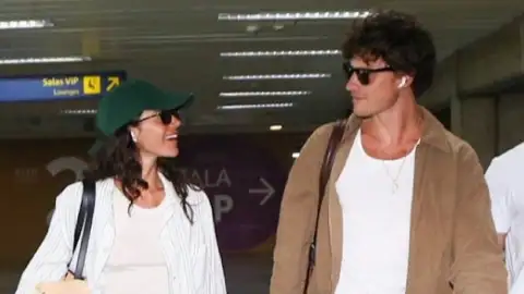 Shawn Mendes e Bruna Marquezine são fotografados juntos em aeroporto no RJ com destino a Salvador