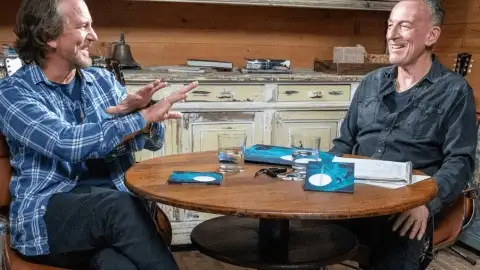 Eddie Vedder revela ter pavor de cavalos e que passeio com Bruce Springsteen piorou tudo