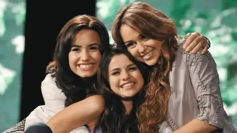 "Desafiador", diz Demi Lovato sobre crescer ao lado de Miley Cyrus e Selena Gomez no Disney Channel