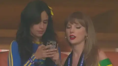 Foto de Taylor Swift torcendo pelo Brasil ao lado de Camila Cabello é falsa