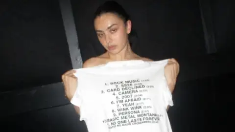 Charli XCX revela tracklist de novo álbum com David Cronenberg em faixa surpresa