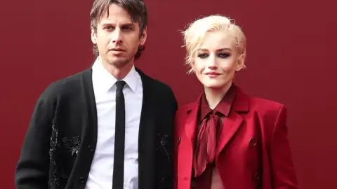 Julia Garner e Mark Foster, do Foster the People, se separam após 6 anos de casamento