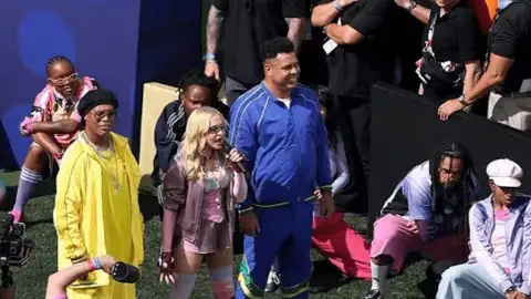 Ronaldo e Ronaldinho participam de show de Madonna na final da Copa do Mundo