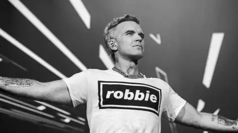 Robbie Williams responde a rumores de uso de drogas durante final da Copa do Mundo