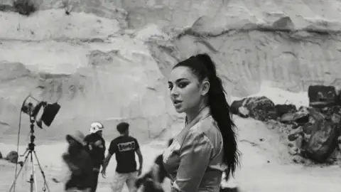 Charli XCX lança "Camera" com Vincent Cassel no clipe. Assista!