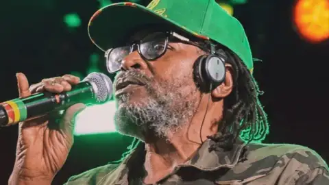 Edson Gomes é internado na UTI após show em Salvador