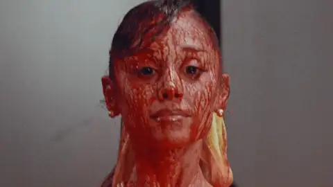 Ariana Grande revela a "raiva sem filtro" por trás do álbum "Petal": "Desta vez, não suavizei"