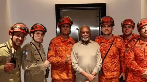 Gilberto Gil fica preso em elevador no Rio e é socorrido por bombeiros