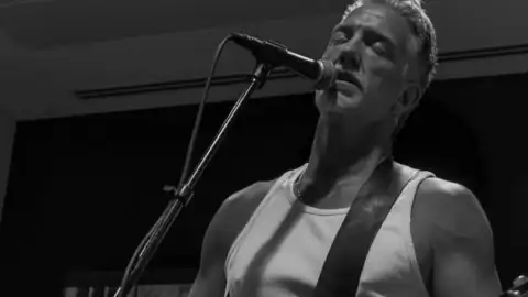 Josh Homme desafia lei e autoridades e acende cigarro no palco em Detroit: "Fod*-se essa merda"